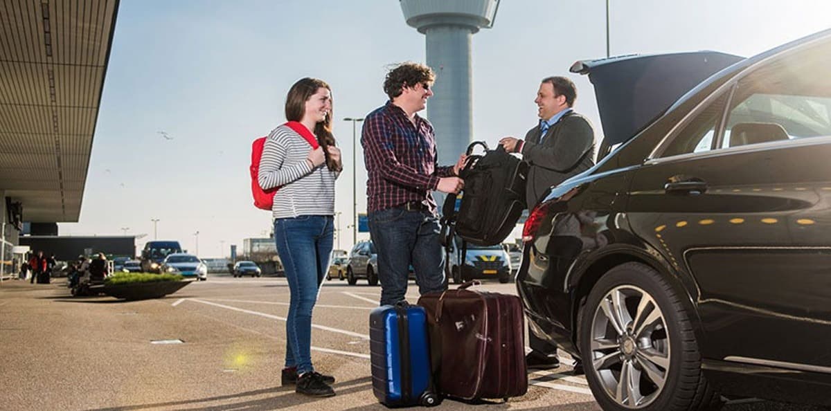 Why Book a Car Service from Vancouver Airport to Downtown Instead of a Taxi
