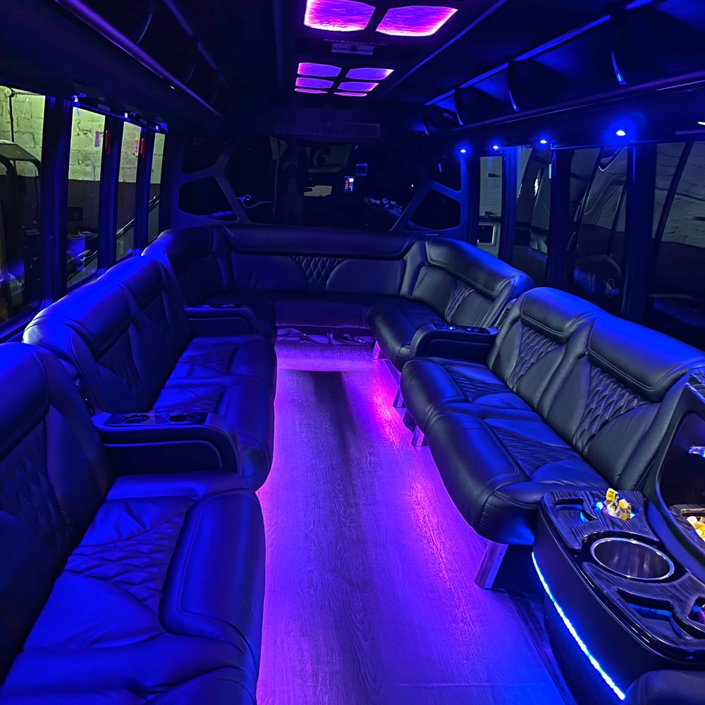 Safe &amp; Reliable Limo from Seattle to Vancouver Ride